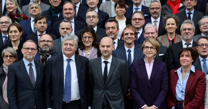 Министр Европы и иностранных дел Франции Жан-Ноэль Барро, в сопровождении генерального директора по административным вопросам и модернизации Министерства Европы и иностранных дел Жюльена Стеймера (слева), младший министр Франции по внешней торговле Николя Форисье и генеральный секретарь Министерства Европы и иностранных дел Франции Анн-Мари Декот позируют с французскими послами во время конференции послов в конференц-центре Министерства Европы и иностранных дел Франции в Париже, Франция, 9 января 2026 года. (LUDOVIC MARIN/Pool)