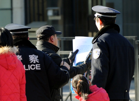 Протестующий напротив японского посольства в столице КНР зачитывает официальный протест Пекина 4 января 2012 года по поводу высадки четырёх японских политиков на спорных островах в Восточно-Китайском море 3 января. Фото: Марк Ролстон/Getty Images