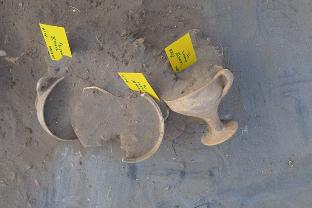 На місці розеопок було виявлено також і глиняний посуд (Фото з сайту Міністерства культури Греції)На місці розеопок було виявлено також і глиняний посуд (Фото з сайту Міністерства культури Греції)