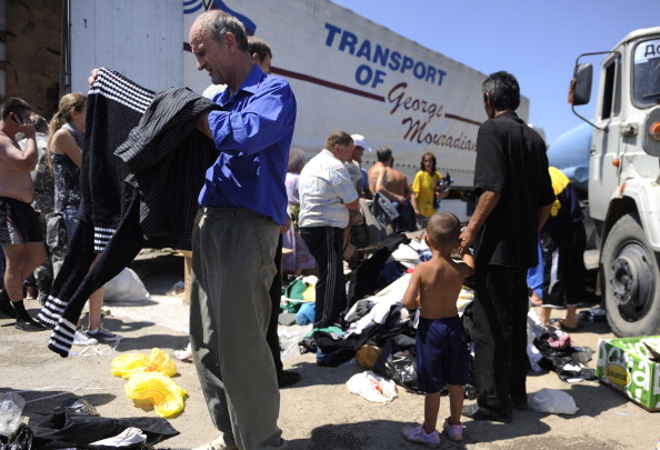 Жителі Кримська отримують гуманітарну допомогу. Фото: MIKHAIL MORDASOV/AFP/GettyImages