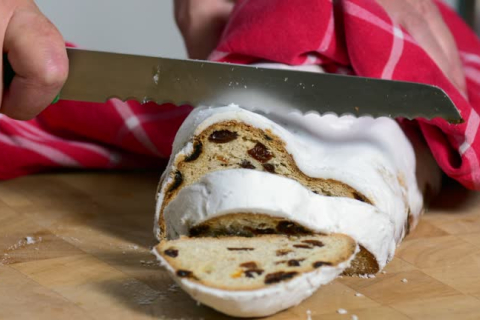 История рождественского штоллена: от скромного хлеба до праздничного символа