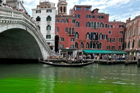 Води Венеції стали флуоресцентно-зеленими біля мосту Ріальто (ВІДЕО)