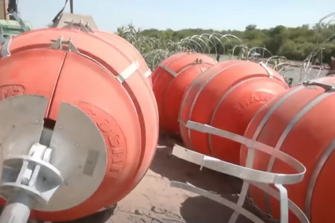 Буї та дріт від мігрантів на річці Ріо-Гранде викликали масу протестів у Техасі (ВІДЕО)