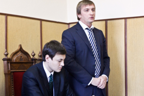 Яценюку отказали во временной отмене необходимости показывать паспорт при обмене валют